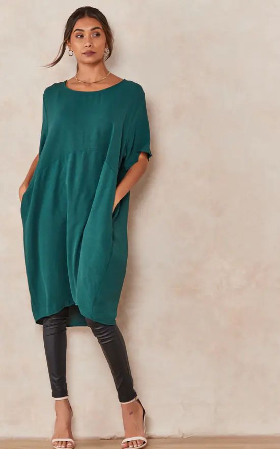 Tops * | Best Reviews Of Hoxton Gal Oversized Short Slevees Crew Neck Tunic With Pocket Details In Bottle Green